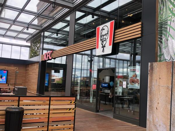 Projecte FACHADA KFC LA MAQUINISTA